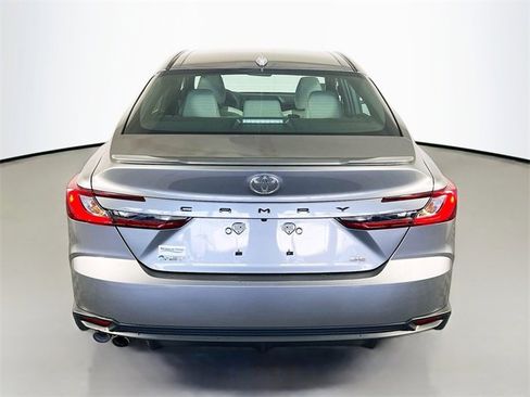 Used 2025 Toyota Camry SE image 6