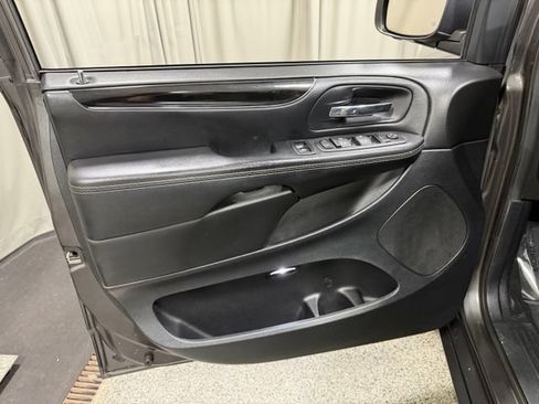 Used 2016 Dodge Grand Caravan SE FWD image 17