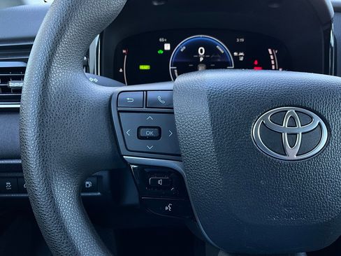 Used 2025 Toyota Camry LE image 31