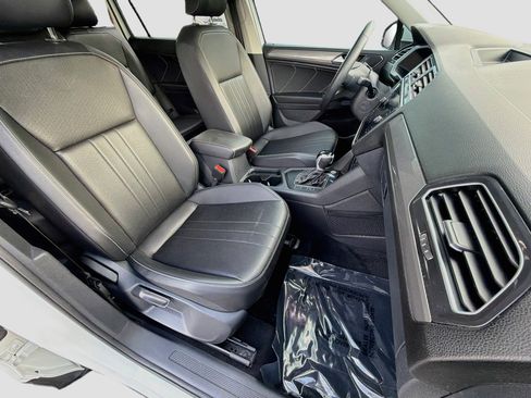 Certified 2024 Volkswagen Tiguan SE w/ Panoramic Sunroof Package FWD image 16