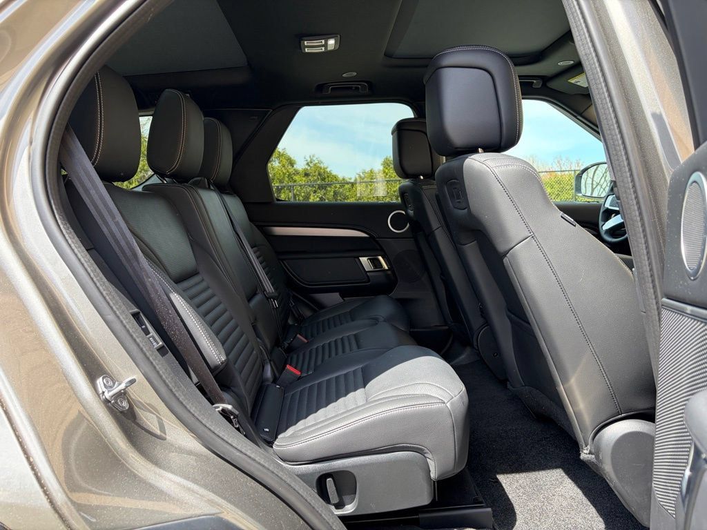 Certified 2025 Land Rover Discovery Dynamic SE AWD/4WD image 17