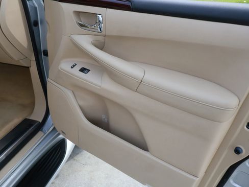 Used 2011 Lexus LX 570 4WD image 32