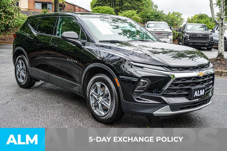 Used 2025 Chevrolet Blazer LT FWD image 3
