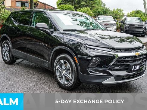 Used 2025 Chevrolet Blazer LT FWD image 3