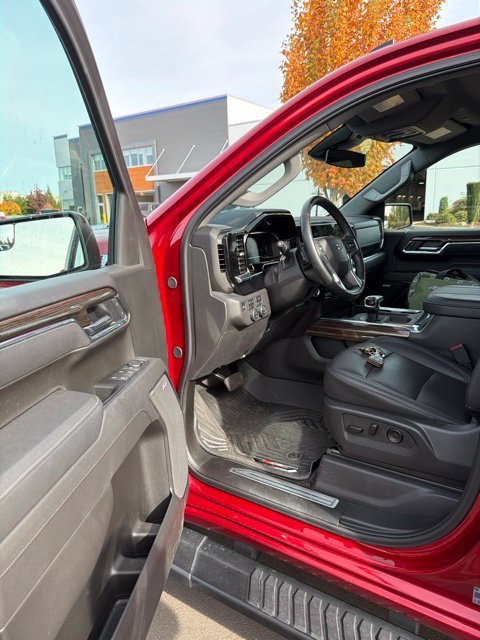 Used 2025 Chevrolet Silverado 1500 LT Trail Boss w/ Convenience Package II AWD/4WD image 4
