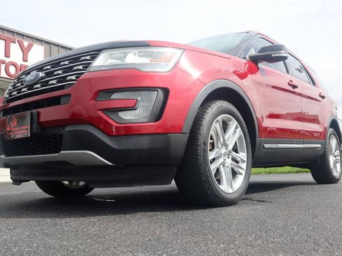 Used 2017 Ford Explorer XLT w/ Equipment Group 201A AWD/4WD image 16