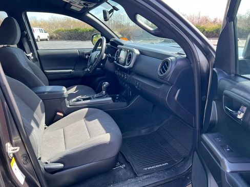 Used 2017 Toyota Tacoma TRD Off-Road w/ Tow Package (A/T) image 10