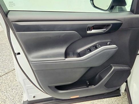 Used 2023 Toyota Highlander XLE image 11