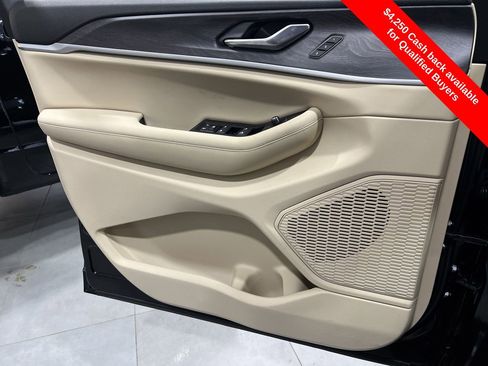 New 2025 Jeep Grand Cherokee Limited w/ Luxury Tech Group II image 18