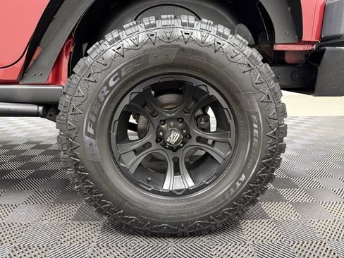 Used 2012 Jeep Wrangler Unlimited Rubicon w/ Connectivity Group image 11