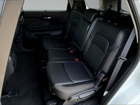 Used 2024 Nissan Pathfinder SL FWD image 22