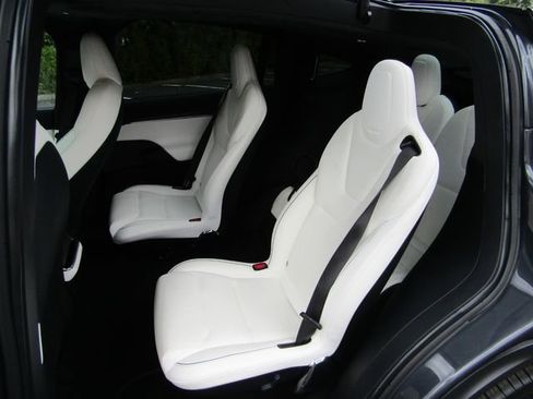 Used 2022 Tesla Model X Plaid image 15