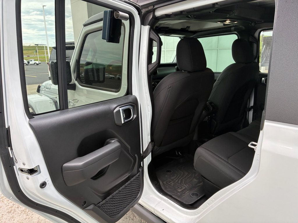 Used 2023 Jeep Gladiator Sport AWD/4WD image 17