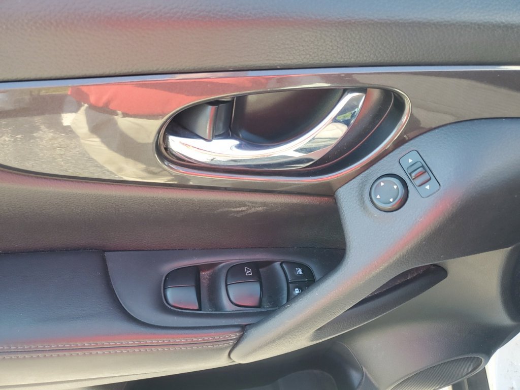 Used 2020 Nissan Rogue SV FWD image 18