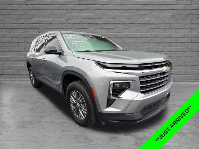 Used 2025 Chevrolet Traverse LT FWD image 1