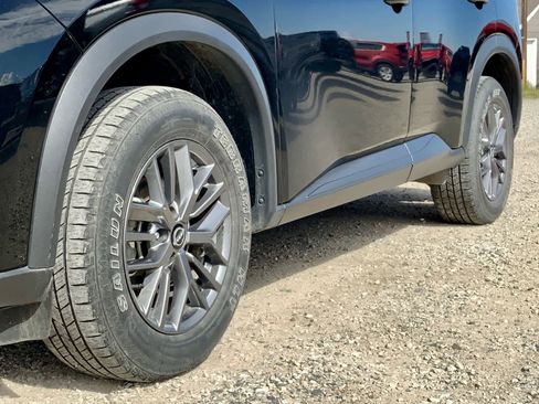 Used 2024 Nissan Rogue S AWD/4WD image 16