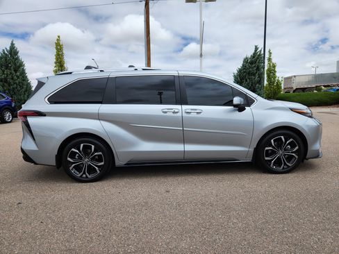 Used 2025 Toyota Sienna Platinum FWD image 2