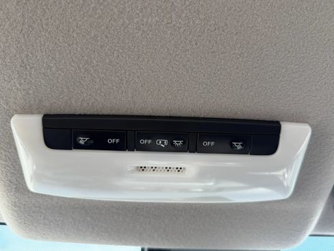 Used 2022 Nissan Versa SR w/ Electronics Package FWD image 21