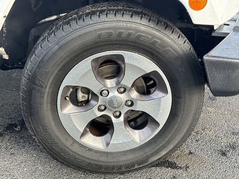 Used 2018 Jeep Wrangler Unlimited Sahara image 9