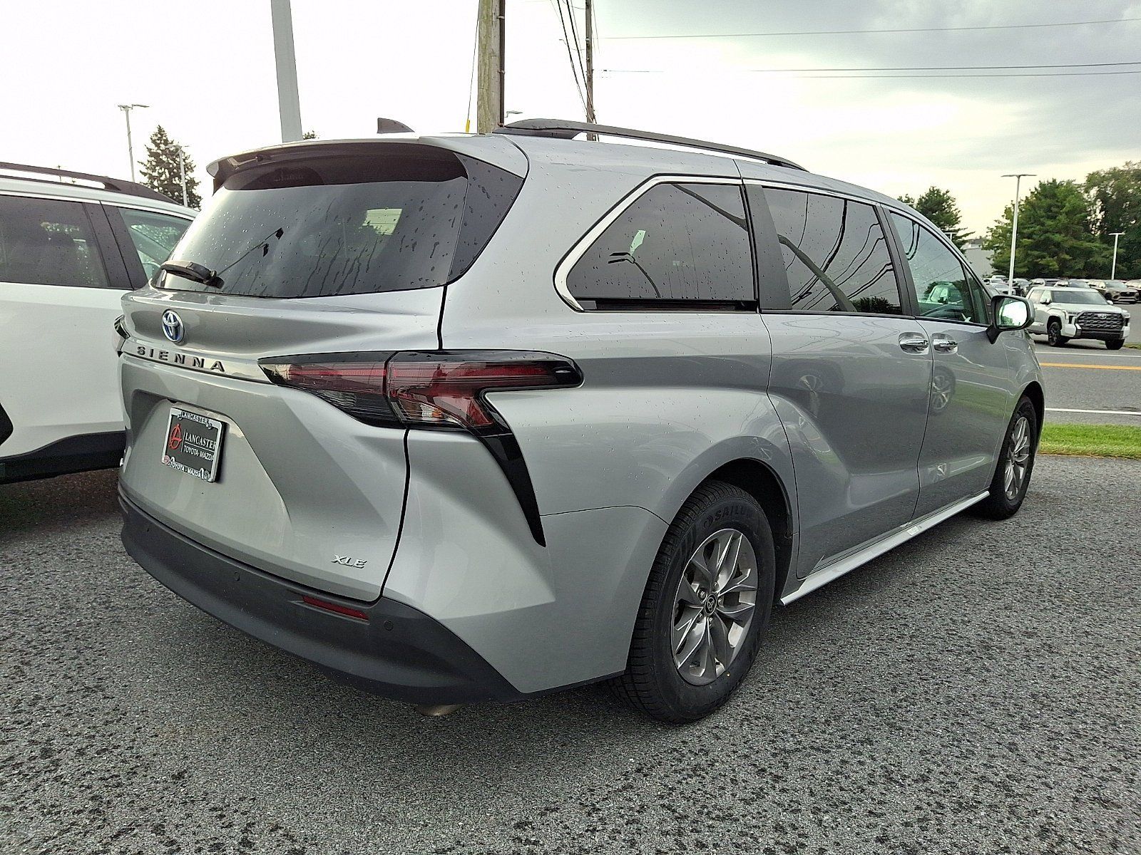 Used 2025 Toyota Sienna XLE FWD image 4
