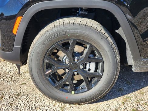 New 2025 Jeep Grand Cherokee Altitude image 7