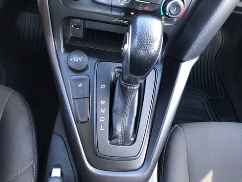 Used 2018 Ford Focus SE w/ SE Appearance Package FWD image 25