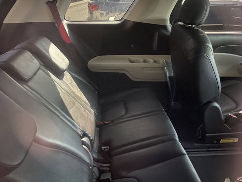 Used 2024 Kia Carnival LX FWD image 8