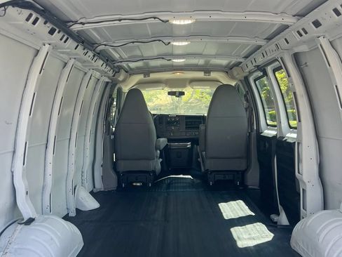 Used 2015 Chevrolet Express 2500 RWD image 12