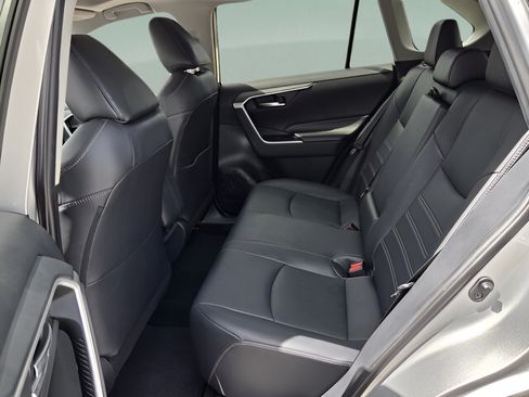 Used 2019 Toyota RAV4 XLE Premium FWD image 10
