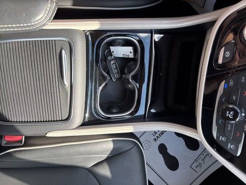Used 2024 Chrysler Pacifica Limited FWD image 13
