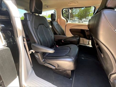 Used 2024 Chrysler Pacifica Touring-L FWD image 25