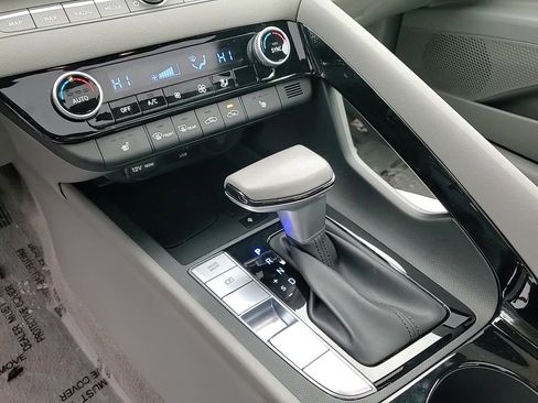 Certified 2025 Hyundai Elantra SEL image 20