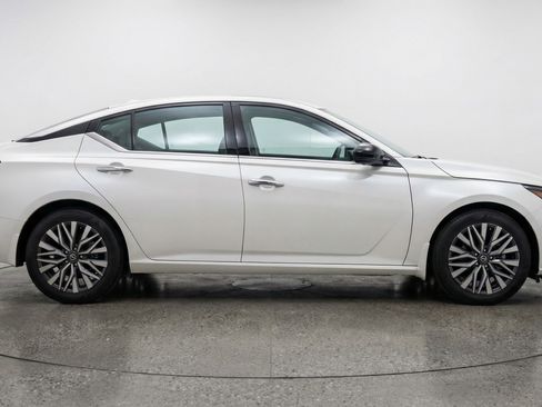 Used 2025 Nissan Altima 2.5 SV image 11