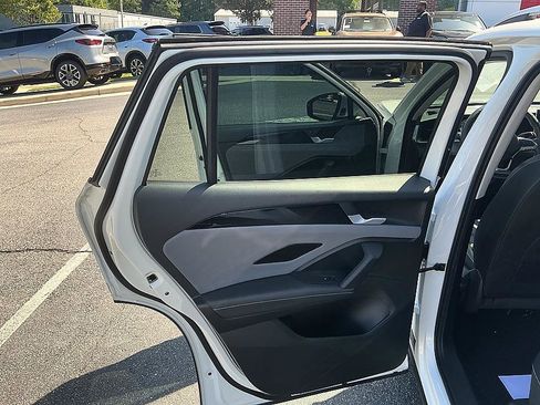 Used 2025 Volkswagen Tiguan SE FWD image 24