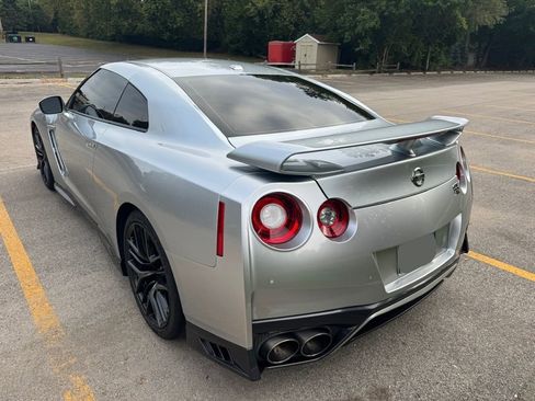 Used 2017 Nissan GT-R Premium w/ Premium Interior Package image 11