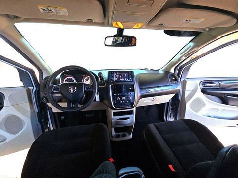 Used 2018 Dodge Grand Caravan SE w/ UConnect Hands-Free Group image 27
