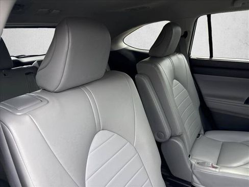Used 2023 Toyota Highlander XLE FWD image 25