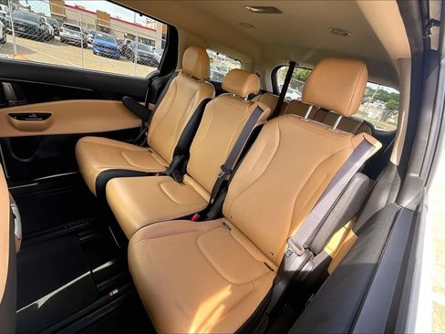 Used 2023 Kia Carnival EX FWD image 28