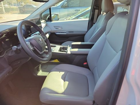 Used 2025 Toyota Sienna XLE image 28