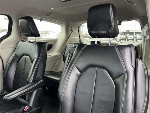 Used 2022 Chrysler Pacifica Touring-L w/ Uconnect Theater Family Group image 27