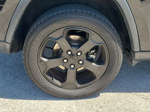 Used 2019 Jeep Grand Cherokee Laredo image 5