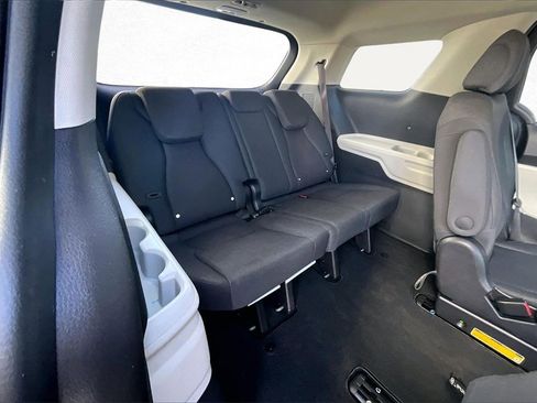 Used 2022 Kia Carnival LX image 25