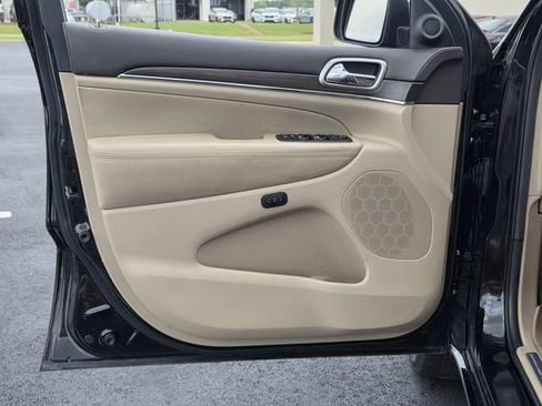 Used 2017 Jeep Grand Cherokee Overland RWD image 15