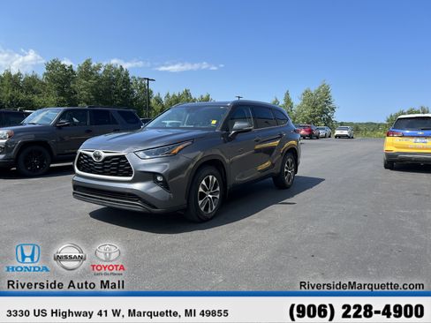 Used 2021 Toyota Highlander XLE AWD/4WD image 3