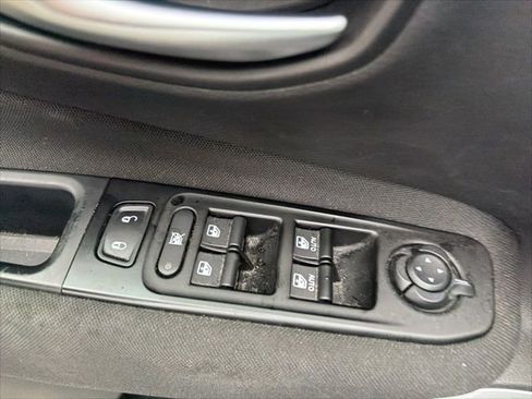 Used 2020 Jeep Renegade Latitude w/ Cold Weather Group image 18