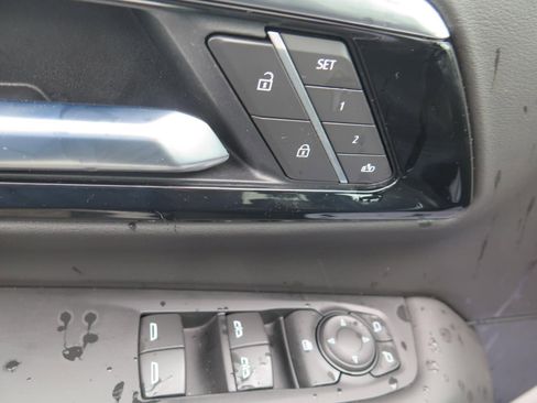 Used 2025 Chevrolet Suburban Z71 image 12