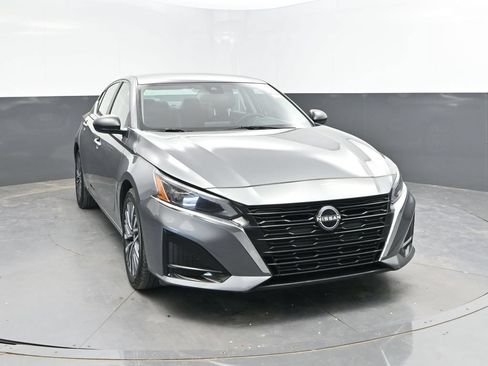 Used 2025 Nissan Altima 2.5 SV FWD image 4