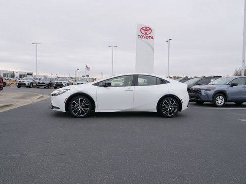 Used 2025 Toyota Prius XLE image 7