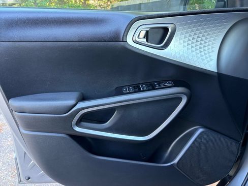Used 2025 Kia Soul LX w/ LX Technology Package FWD image 18