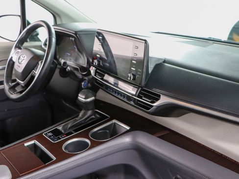 Used 2021 Toyota Sienna XLE image 27